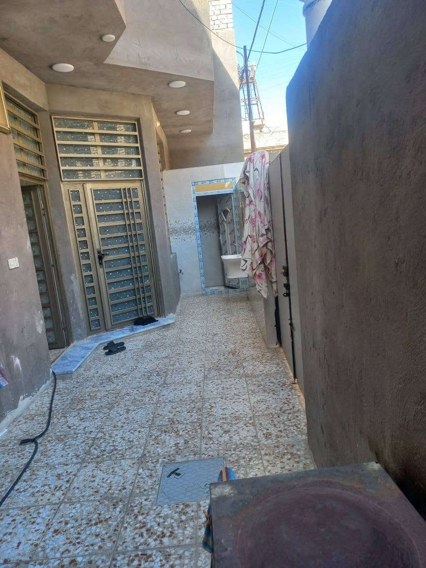 مساحه 140 متر الواجهه 10 نزال 14 بناء حديث شغل درجه اولى بناء سنه 2025  يحتوي على غرفتين نوم 2 وستقبال جبيره وحولي جبير ومناور 2 والحمام الي الي فوك كامل 
 العنوان الغربي قطاع السادس بضهر العماره بيت عبد علي اول فرع عل غربي *********** السعر خاص
