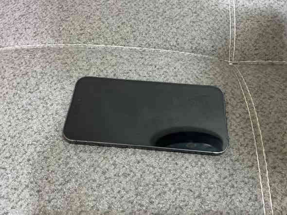 ايفون14 برو ماكس  مكفول بطاريه 85 (دبل سيمكارات )  ما مفتوح الجهاز فيس ايدي شغال ذاكره 256 بي طخه خفيفه موجوده بالصوره السعر 950 المكان بغداد العامرية للاستفسار هذا الرقم بس الشراي يدخل بدون اي مراوس الرقم ***********
