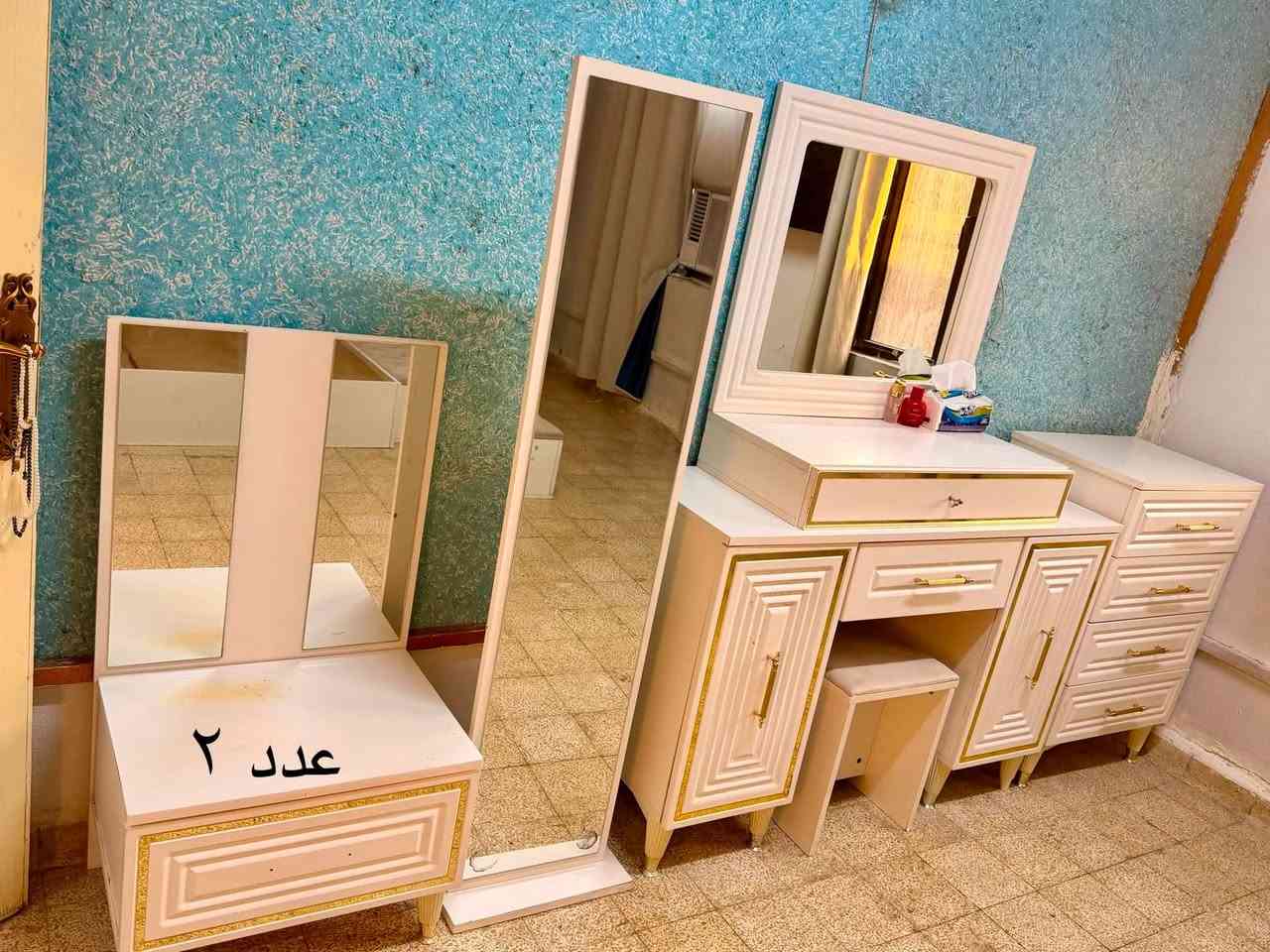 عندي سفر واريد ابيع اغراض البيت كامله مو مفرد🔺 

غرفة من اثاث القاسم مابيها اضرار فقط المجرات تحتاج اعادة كبس 
سعر الشراء مليون ونص 
سعر البيع ٤٠٠ 

كاونتر مرمر  والمنيوم 
الضرر هذا الباب والقطعه المكسوره موجوده 
سعر البيع ١٥٠

ثلاجة نظيفه كلش اخت الجديده 
الضرر فقط اليده تحتاج اعادة تركيب
السعر ٢٠٠ 

مكيف جديد توسوت مصار سنة من مشتري 
السعر ٣٠٠ 

باقي الاغراض كلها بسعر ٢٥٠
براد البارد مالته يحتاج تصليح فقط الحار يشتغل
فرن شغال نوعية ممتازة 
قلاية هوائية
مكنسة كهربائية
فرشات باندا نظيفة جدا
جزامة 
حجلة
طباخ الفرن شغال واالعيون  تحتاج تصليح
كارتونة بايركستات ومواعين وادوات مطبخ نظيفه جدا


**إذا كنت صاحب هذا الإعلان وتريد حذفه لأي سبب، رجاءا أرسل رسالة إلى الدعم الفني**
