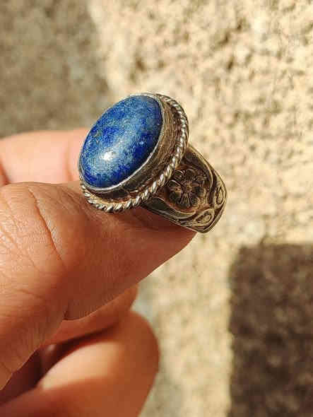 خاتم لازورد قديم فضه 
سعر الخاتم 35
*********** 
توصيل محافضات 5 الاف
