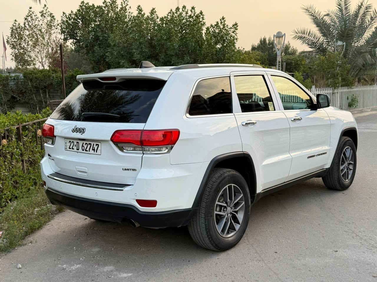 سلام عليكم جيب 2018  شيروكي  للبيع اكلين وكفاله بدون حادث السياره جديده لوك عل شركه ماشيه قليل واستخدام شخصي فول لمتتد السياره السعر ٢٥٥ ورقه الاستفسار اتصل ***********
