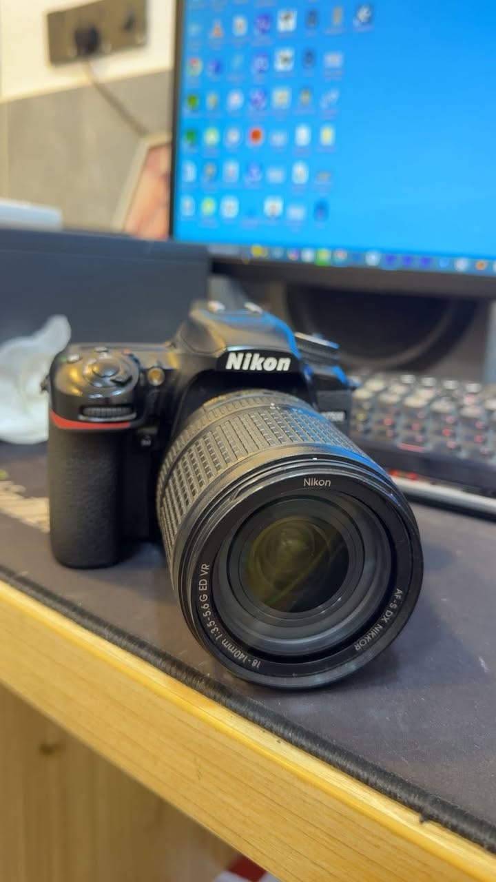 نيكون D7500
الكاميرا نظيفه بنسبة 90% 
عدسة 18-140 VR
كلش محافظ عليها 
فيديو وصورة كلش تخبل والمستخدمها يعرفها شنو هيه
تصور 4K
الشتر مالتها 34379
ما بيها اي عطل شغاله وكامله 
وياها 3 بطاريات 
وياها شاحنتين
للتواصل 
***********
