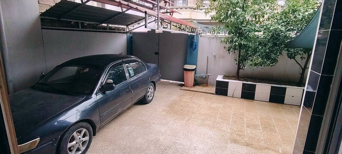 🏠 بيت للبيع – الموصل / حي السلام
🔹 المساحة: 210 متر
🔹 الموقع: حي السلام – قريب جدًا على شارع كركوك
🔹 الملكية: أرض ملك صرف (طابو الزهور)
🧱 تفاصيل البناء:
▪️ الطابق الأرضي:
غرفتين نوم
مطبخ
استقبال
هول
مشتمل
ترك عدد (2)
▪️ الطابق الثاني:
غرفة
سويت كامل
مطبخ
🚗 إضافات:
كراج يسع سيارتين
حديقة صغيرة
📌 البيت طابق ونص – تصميم عملي وموقع ممتاز
📞 للتواصل:
***********
