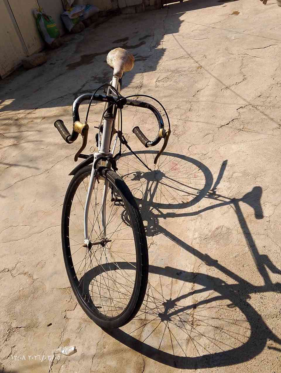 السلام عليكم بايسكل سباق للبيع
الحجم 27 البايسكل فقط بي نقص قمجة مال كير كدام وابريك الكدام اني لاغي السعر 70 وبيه مجال للشراي ***********
