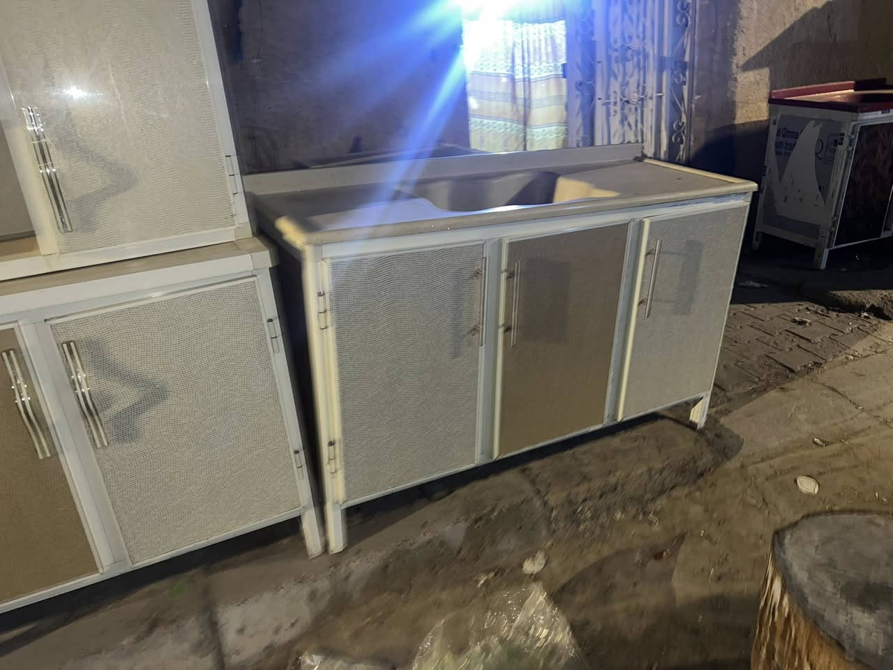 كاونتر مترين ً ونص وسنك متر ونص  النظافه كما وضح بلصوره. السعر 500 بيه مجال قليل العنوان الحيانيه سوك القسم رقمي***********
