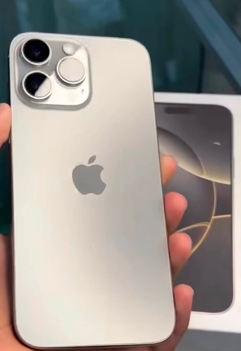 iPhone 16 Pro Max.
سعة التخزين: 256 جيجابايت.
​صحة البطارية97% عدد الدورات قليل
​اللون: تيتانيوم  (Desert Titanium). 
​الكرتون: الكرتون الأصلي متوفر. والكيبل الأصلي 
السعر مليون و375 الف  
للتواصل *********** توصيل ماكو مكاني بابل
