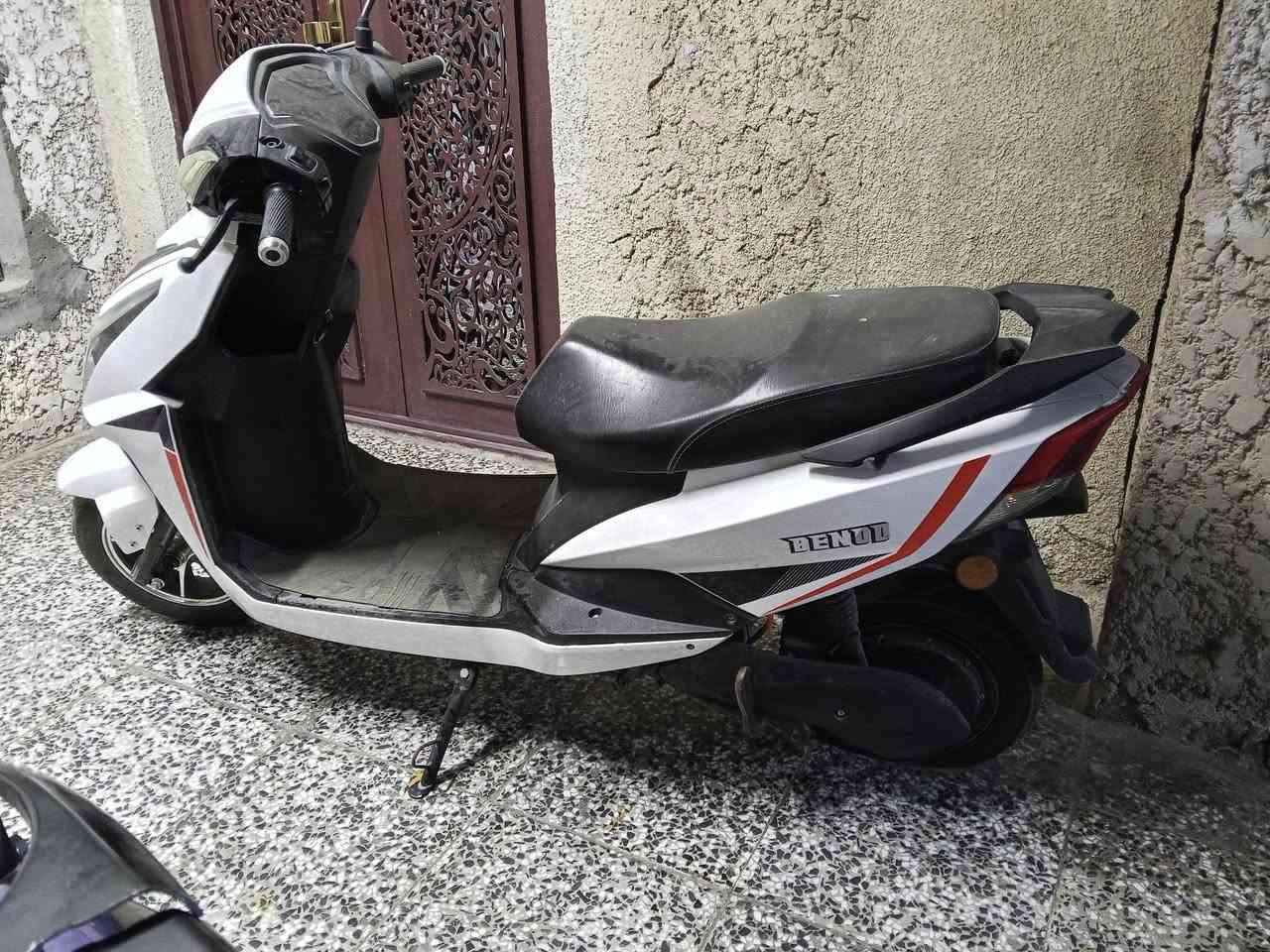 السلام عليكم دراجه شحن للبيع نقصها باتريات تبديل تاير خلفي الباقي كله نظيف العنوان دوره شارع 60 اتصال ***********
