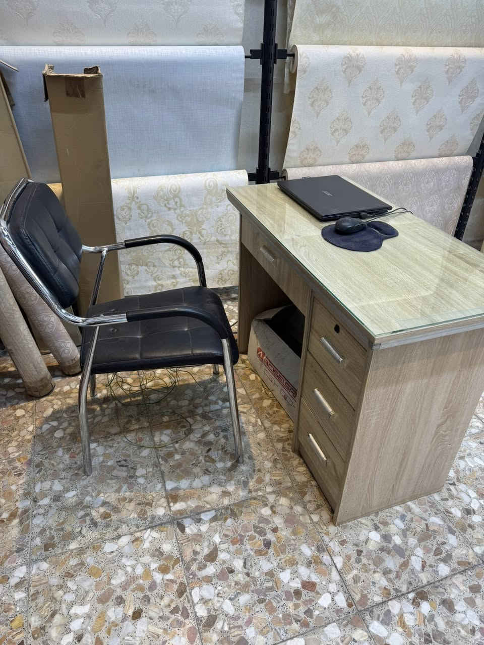 الميز و الكرسي مكتبي للبيع سعر قطعتين
٦٥ الف 
عرض ٥٠ سم و طول متر ١٠٠ سم 
مكاني بغداد البياع 
***********
