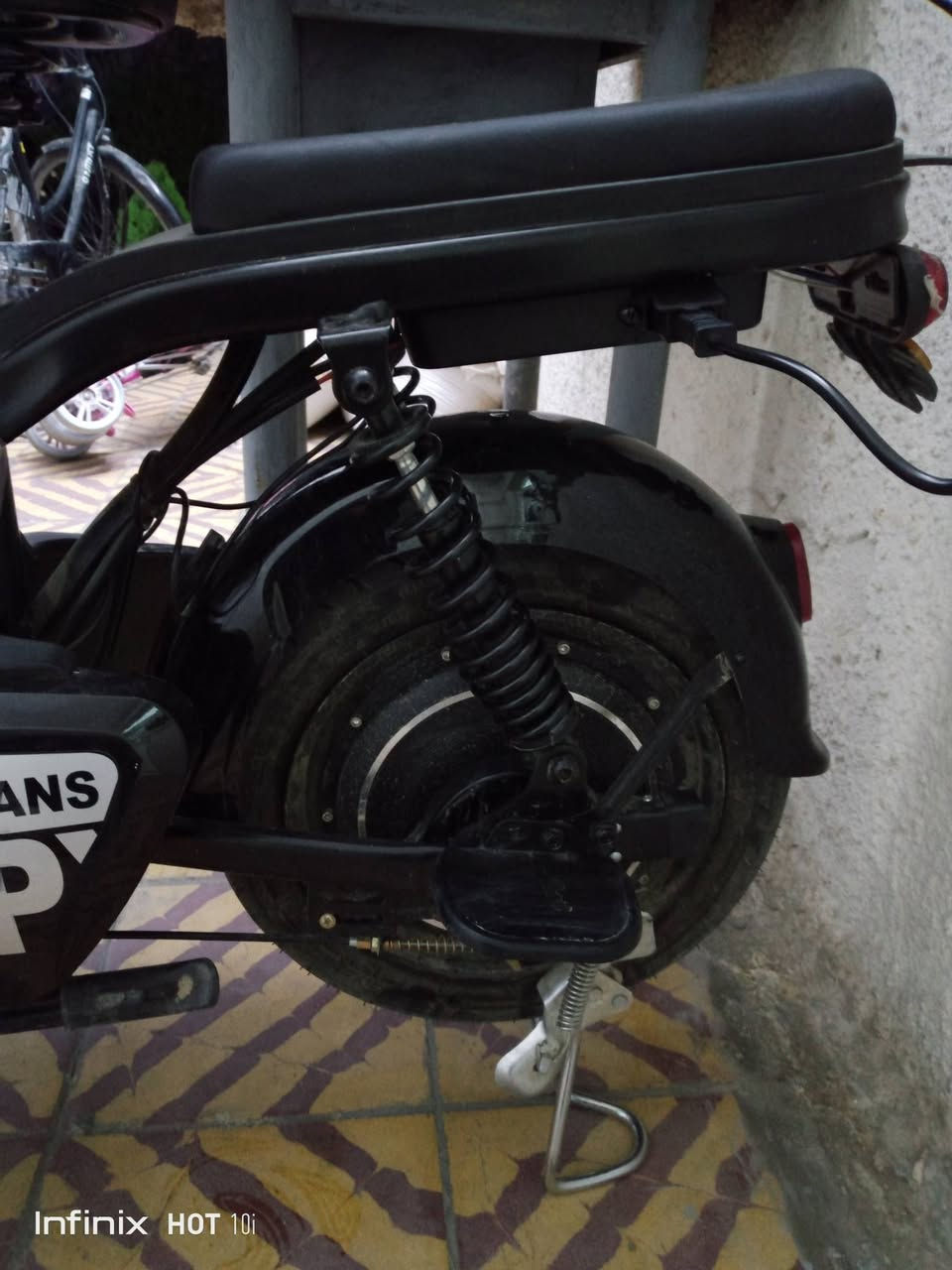 السلام عليكم 
دراجه شحن للبيع حجم 14 بطاريته 48/15امبير تمشي بل شحنه الوحده 20كيلو ماخذه قبل 5ايام جديده ونضافه فول سرعته 30 مال اعمار صغيره بيه بصمه وقفل  
سعر250نهايته (محتاج فلوسه) 

مكاني الدوره
***********
