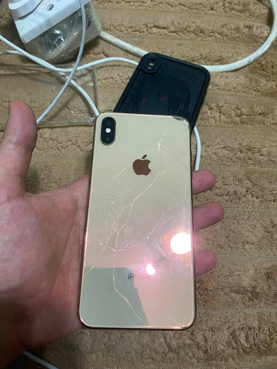 سلام عليكم جهاز اكس اس ماكس للبيع
ذاكره 256 
بطاريه 100 مبدله شرط اصليه 
جهاز فقط كامره اماميه ما تشتغل باقي كلشي شرط وتصليحها ب15 الف 
شاشه بلادي 
للتوضيح فيس ايدي شغال 
سعر 120 وبي مجال ***********
