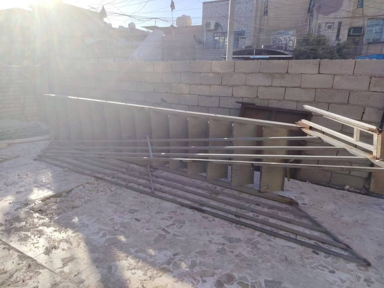 السلام عليكم درج حديد كامل وجام خانة مع الباب كاملة للبيع بسعر مناسب وعندي باب باب حديد مالمطبخ نظيفة جدا للشراي *********** مكاني بغداد حي العامل
