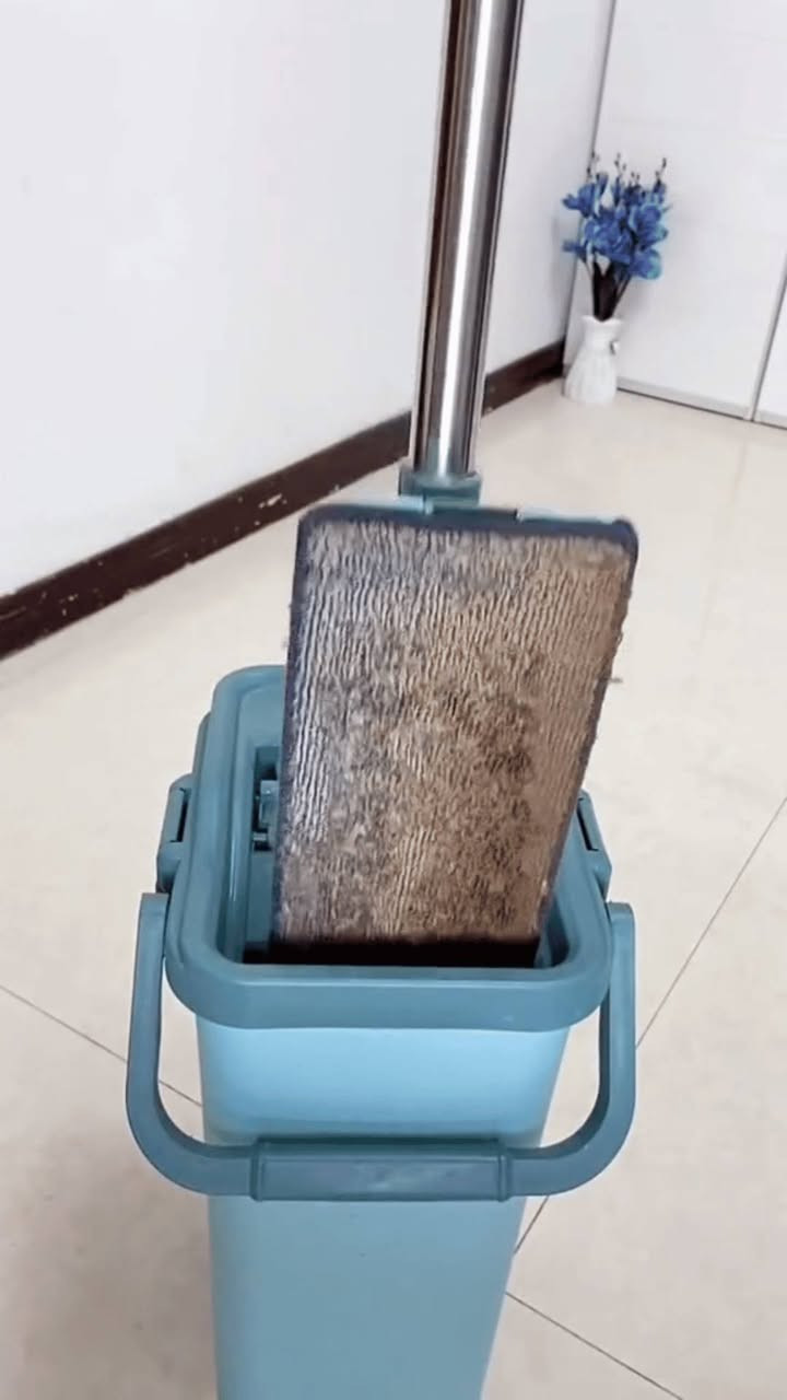 ممسحة الأرضيات الذكية بنظام فصل المياه المتطور (الماء النظيف يعزل تماماً عن الماء المتسخ أثناء العصر) مريحة جداً وسريعة بالمنزل
الون ( رمادي او ابيض) 
السعر 29 الف والتوصيل مجاني 
للطلب واتساب :
‏‪***********‬‏

