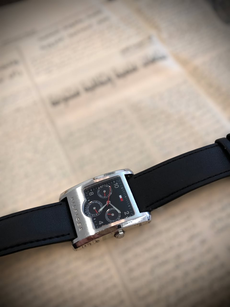 ساعة يد رجالية من تومي هيلفيغر (Tommy Hilfiger)، طراز 1790287.
* نوع الحركة: كوارتز.
* مادة الهيكل: الفولاذ المقاوم للصدأ.
* السوار: مصنوع من الجلد.
* مقاومة الماء: حتى عمق 30 مترًا (3 ATM).
* الميزات الوظيفية:
    *  سنتر عرض التاريخ.
    *  سنتر عرض يوم الأسبوع.
    *  سنتر صيغة عرض الوقت بنظام 12/24 ساعة.
    * عقارب مضيئة.
* أبعاد الهيكل: يبلغ حجم الهيكل 32 × 43 ملم وسمكه 9 ملم.


**إذا كنت صاحب هذا الإعلان وتريد حذفه لأي سبب، رجاءا أرسل رسالة إلى الدعم الفني**