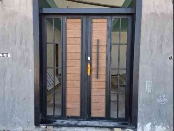 السلام عليكم اخوكم حداد متنقل شغل هندسي درجه اولى شبابيك بيبان سقايف سندويج و تصليحات وكافه انواع الحداده داخل الشطره  اتصلو وتدللون ***********
