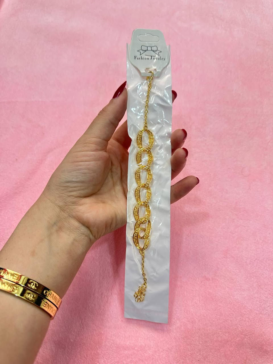 السلام عليكم اشكال وموديلات سوارات سعر القطعة على الف دينار
يوجد توصيل داخل سبع البور سعر التوصيل الف
رقم/*********** او خاص
