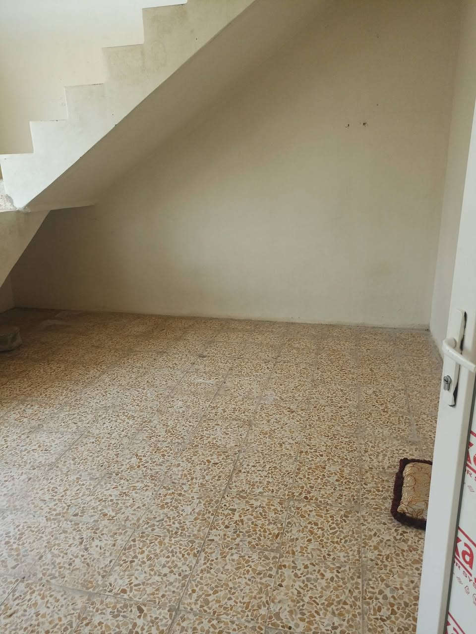 شقه للايجار في حي الميثاق طابق ثاني 2نوم واستقبال ومطبخ وحمام وسطح راجع إلى مكتب  الفاتح الجديد ***********/***********
