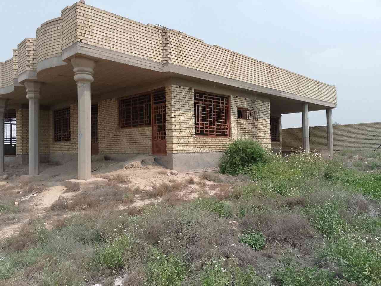 بيت هيكل مع أرض طابو زراعي سند 25سند مشترك مساحه الارض الكليه 663مترا مساحه البناء هيكل 325مترا  الواجهة الأرض 28.50متر  النزال لأرض 23.25متر يحتوي على ستقبال وصاله ومطبخ وحمام وغرف النوم 30 يقع على شارع الخدمي الرئيسي العنوان عوريج قرب سيطره 75مدخل مركز شرطة المصطفى لاتصال ***********
