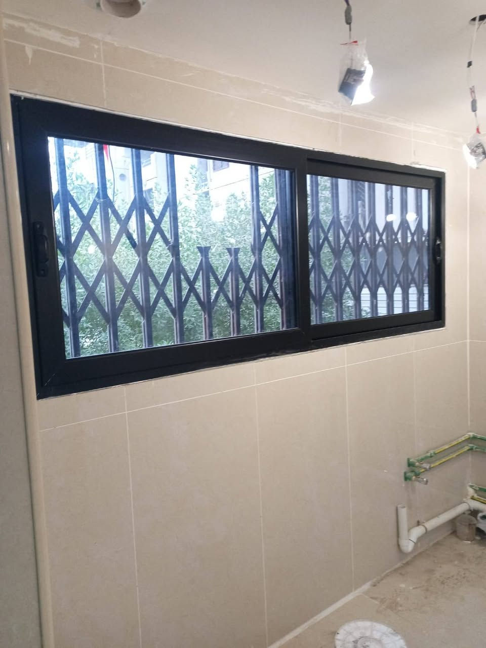 12/3 تثبيت قاطع بالكون سلايد امامي. مقطع اسود تركي ثقيل 3 خطوط. فردة متحركة عدد 2 مانع اتربة متحرك. زجاج اسود 6 ملم. ساحة 1509. واتساب..***********
