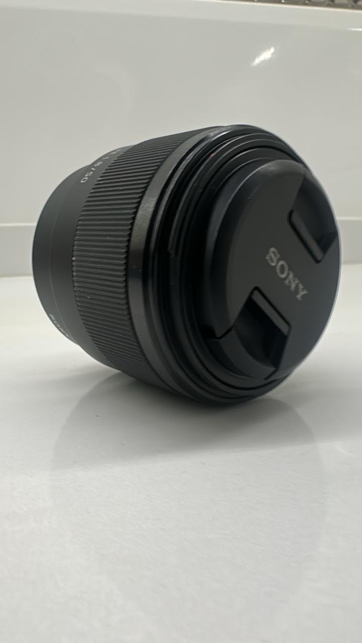 عدسه سوني 50 ملم للبيع ***********مكاني بغداد الحريه يوجد توصيل
