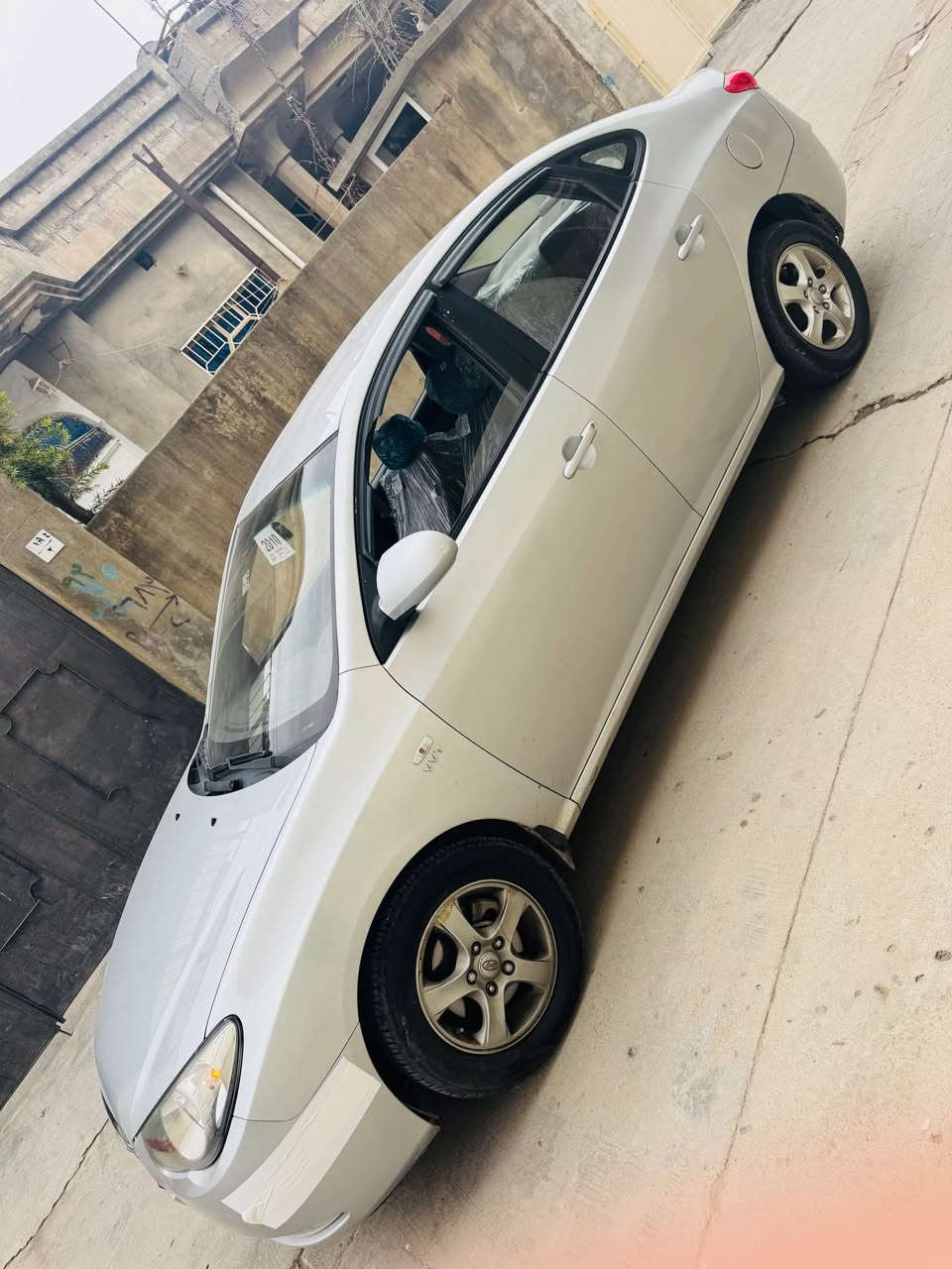 هۆندا ئاڤانتی 2010
ئیکۆ لایت رەش لێزەری سێ گێچ حاسا
گێر و مەکینە و تەبرید و خایس و کەڤەر گۆراو و دەعم و لێدراوی بەشەرتە  خایسی نیە
نرخی خوار بازار 
٤٨ گەڵا و کەمێک مجال
***********
شوێن چوارقورنە رانية, السليمانية
