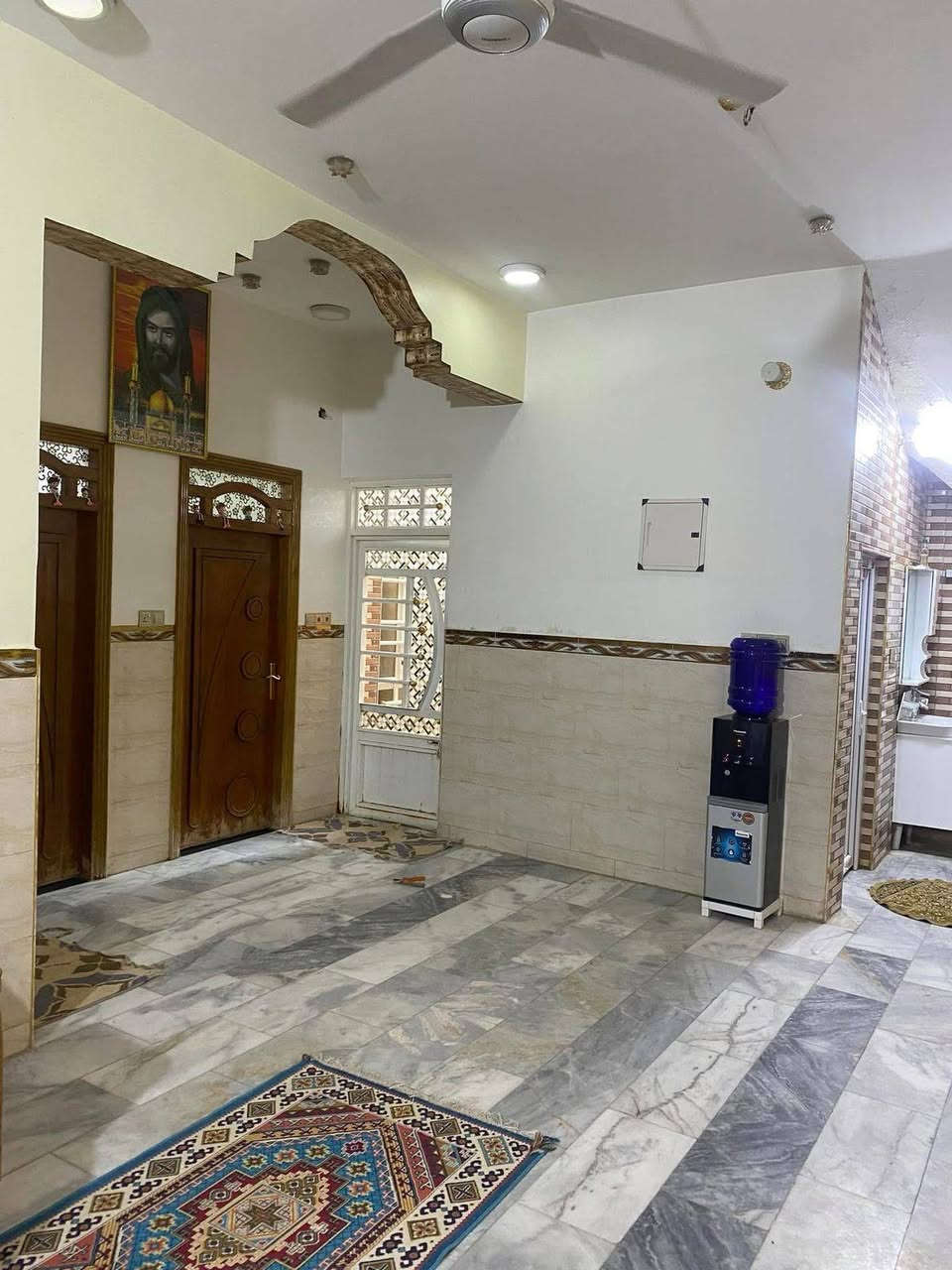 بيت للبيع  مساحة 200متر+60 متر فضله العنوان، جمعيات قرب الأربع سايدات والملعب السباعي، بظهر مجمع ريماسه للألبسة (( الواجهة 10 / النزال:  20 ))
طابقين، يتكون الطابق الأول من[ غرف نوم عدد 2 /أستقبال / صالة /مطبخ / مناور عدد 2 / مجموعة صحية داخلية وخارجية ] 
أما الطابق الثاني يتكون من [غرف نوم عدد4 /صالة/مجموعة صحية]
كونكريت، بناء سنة 2019 
السعر خاص أو الأتصال ع الرقم 
***********
