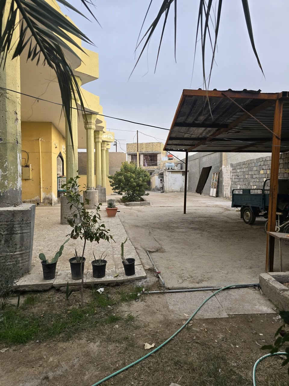 السلام عليكم ورحمة الله متاح دار سكني للبيع المساحه 700 متر بناء طابوك  العنوان حي الأمام قرب صورة الأمام علي بيت مصطفى حافض عبدالقادر للستفسار أكثر اتصل علا الرقم ***********
