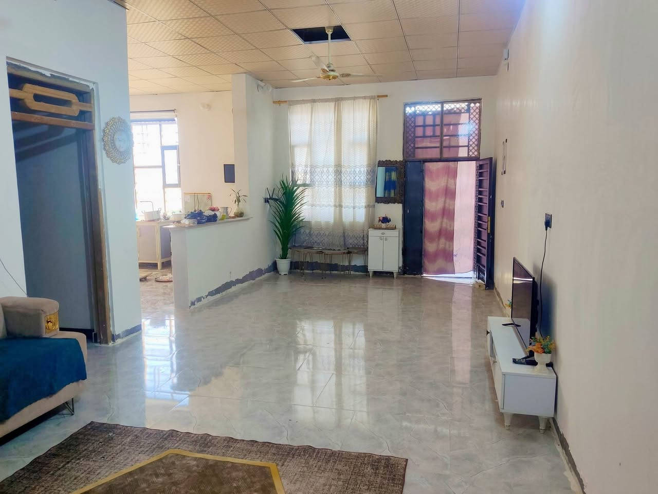 سلام عليكم
بيت زراعي 400م بناء جديد 
بلوك كهربائي وصب 
غرفتين كبار 
صاله 10*4
مطبخ 5*5
صحيات 2
دوانيه 18*4.5
طامه جبره وحديقه 
العنوان حي الصحفين كشمره 
قبل لا توصل السجن الاصلاحي بشارع الشيخ 
***********وساب
