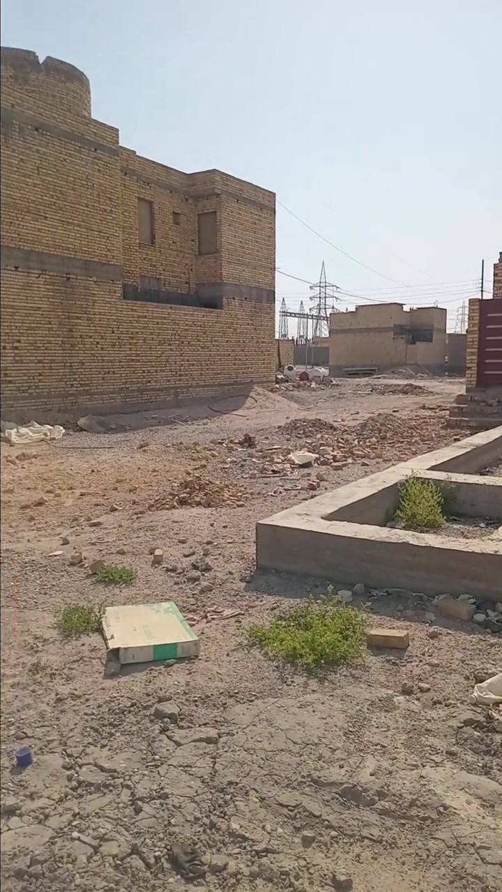 قطعه أرض للبيع ١٠٠م خلفي الفداء خلف دائره الكهرباء سكن ماء مجاري كهرباء مولد يمها السعر ٢٥ مع المجال واتساب ***********
