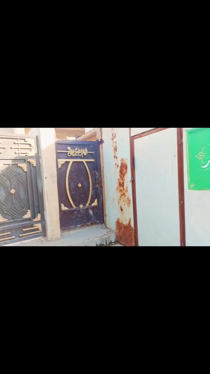 السلام عليكم 
بيت تجاوز  مع المحل 
 مدينه الصدر ق 28 
ع شارع العام مقابيل27 
مساحته 70متر او اقل الله اعلم  سقف سندويج  للبيع 
***********  ((32مليون))
