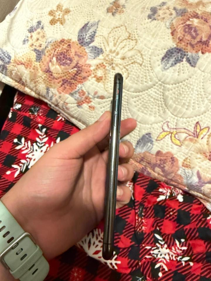 السلام عليكم 
اكس اس ماكس 256 ذاكرة
تك سيم كارت 
؏ وضع الشركة ما مبدل بي شي عدا الظهر مكسور 
ڪلشـي بي شغال انطيك ضمان بي
بطارية 🔋 77% 
السعر 180 وبي مجال
او مراوس باندرويد حديث ونضيف

مكاني بغداد الغزالية
***********
