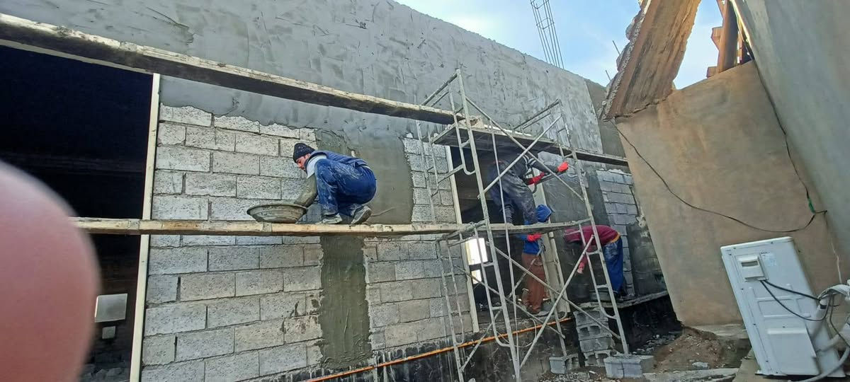 🕌 ساهم في بناء بيتٍ لك في الجنة 🕌
قال الله تعالى:
{إِنَّمَا يَعْمُرُ مَسَاجِدَ اللَّهِ مَنْ آمَنَ بِاللَّهِ وَالْيَوْمِ الْآخِرِ وَأَقَامَ الصَّلَاةَ وَآتَى الزَّكَاةَ وَلَمْ يَخْشَ إِلَّا اللَّهَ ۖ فَعَسَىٰ أُولَٰئِكَ أَن يَكُونُوا مِنَ الْمُهْتَدِينَ}
📖 [التوبة: 18]
إن عمارة المساجد شرف عظيم، وعملٌ يبقى أجره جارياً ما دام في المسجد صلاة وذكر وقرآن ودعاء. كل لبنة تضعها في بيت الله، تضع لك نوراً في قبرك، ورفعةً في درجتك، وبركةً في رزقك وأهلك.
وقال رسول الله ﷺ:
"مَنْ بَنَى مَسْجِدًا لِلَّهِ بَنَى اللَّهُ لَهُ فِي الْجَنَّةِ مِثْلَهُ"
📚 صحيح مسلم – سنن ابن ماجة
وفي مسند أحمد:
"مَنْ بَنَى لِلَّهِ مَسْجِدًا فَإِنَّ اللَّهَ يَبْنِي لَهُ بَيْتًا أَوْسَعَ مِنْهُ فِي الْجَنَّةِ"
اليوم تُفتح أمامك فرصة عظيمة للمشاركة في بناء مسجد يكون منارة للعبادة، وتعليم القرآن، ونشر الخير، وصدقة جارية لك ولوالديك وأهلك.
🤲 لا تحرم نفسك هذا الأجر العظيم…
ساهم بما تستطيع، فالدال على الخير كفاعله، والله يضاعف لمن يشاء.
📌 التحويل على الماستر  2463603494
للتبرع الاتصال على الرقم ***********
