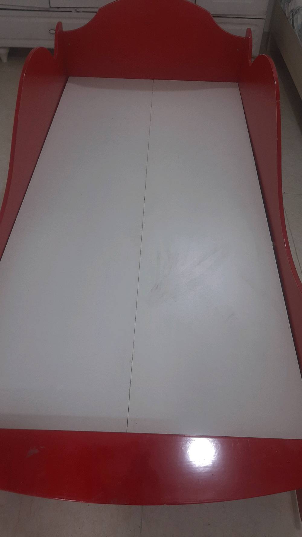 سرير على شكل سياره نظيفه مابيها كسر وتتحمل وزن عرضها متر وطولها  ١٩٠