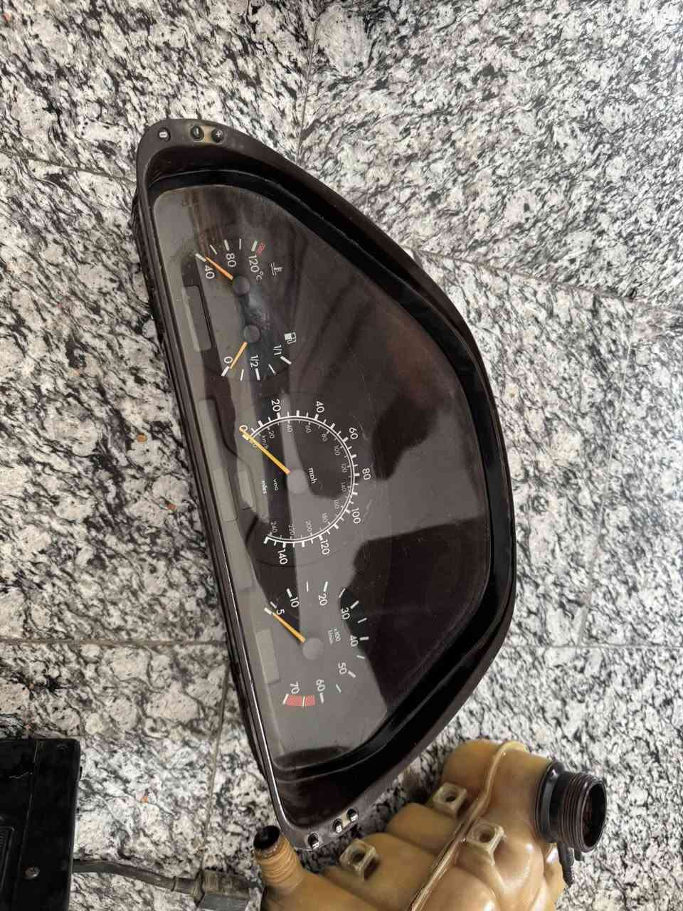 غراض مارسيدس ام عيون للبيع كليومتر وسي دي وحنجر ودبة ماء السعر ٦٠ الف شلع مكاني الدورة ***********
