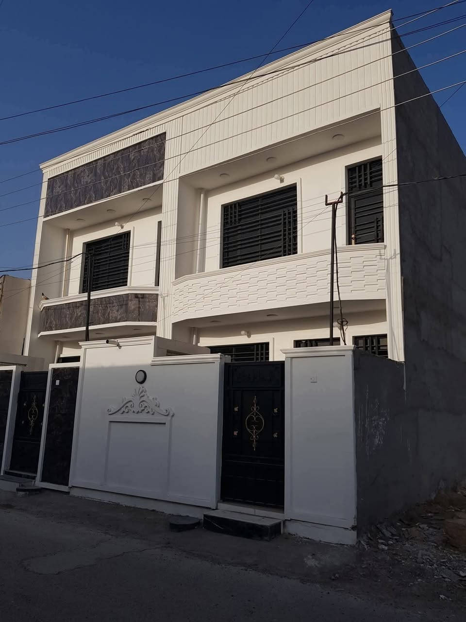 البيع 👈مشتملات ثنين👉 كل مشتمل مساحته 100 متر👈 قاط ونص👉 غرفتين نوم وستقبال وحولي داخله مطبخ حمام وتوليت داخليات وتواليت خارجي منور البيت ثاني نفس تفاصيل البناء بلوك الساس رفت تبليط ومجاري ماي كهرباء سحب جاهز البيت👈 عقد زراعي 117👉 بلزراعي مال بيت ضيفان المو من المنطقه راح اوصفله العنوان بغداد منطقت بوب الشام جاي من القوس ع يدك اليمنه👈 السعر 68 كل مشتمل وبي مجال👉 👈 مايرهم قصد ولا مقدمه حاضر فلوسه البيت 👉 اتصال برقمي او خاص عادي بي وقت *********** واتساب👉
