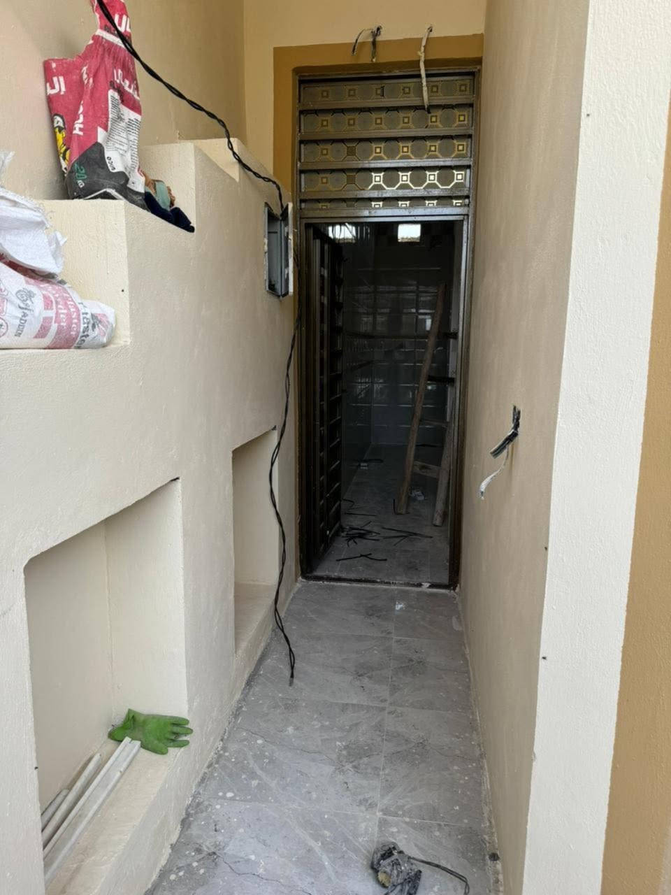 بيت مساحة ١٠٠ متر  بناء حديث درجة اولى  بناء 2025 صب كونكريت مسلح 
يحتوى على غرفه وصاله ومطبخ واستقبال صحيات داخليه وخارجيه  وطارمه 

بنداء منطقة الموظفين قرب مجمع الاميرات يبعد شارعين عن شارع العام مال مجمعات وخمسين متر ع شارع 60
السعر 95 
رقم صاحب البيت  واتساب فقطط
***********

ملاحضة البيت كامل
