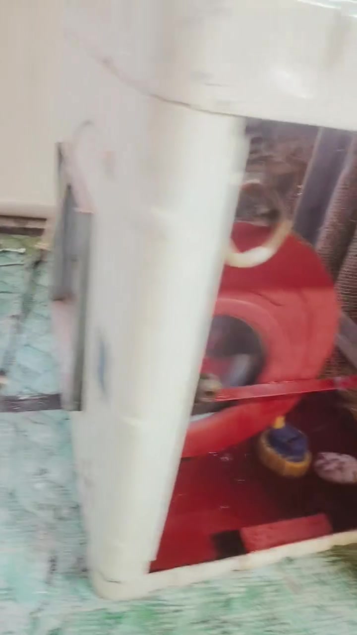 مبرده نضيفه جدآ ومديومه وشغاله بس انصبها وخلي بيها مي السعر ٦٠ الف العنوان كركوك راس دوميز ***********
