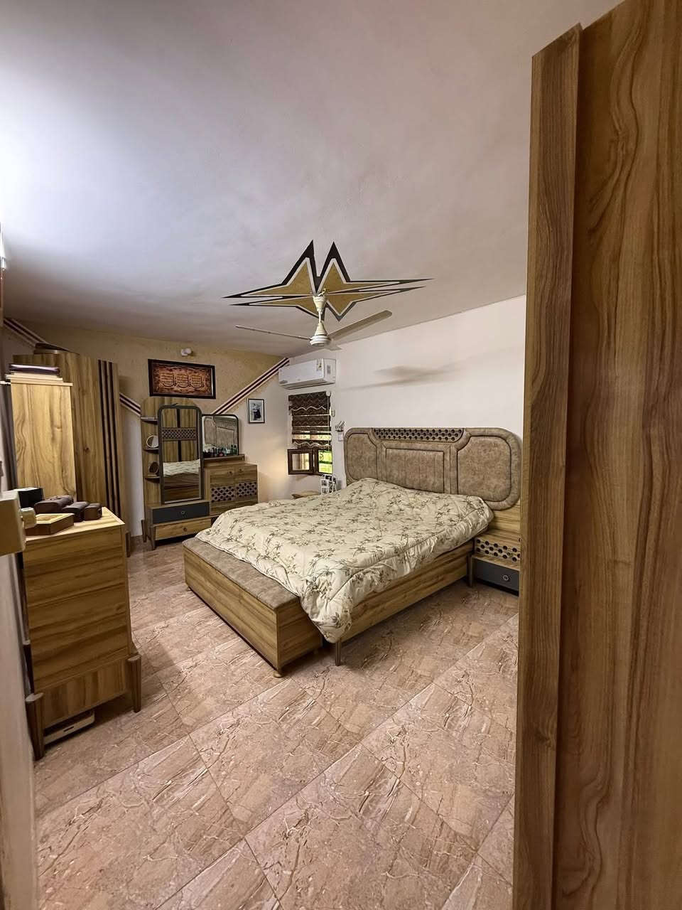 🏠دار للبيع بناء جدا نظيف 
   موقع مميز للبيع
~~~~~~~~~~~
~~~~~~~~~~~
طابو ملك صرف✏️📋
~~~~~~~~~~~
📐المساحه:200م
📐الواجهة :-10م

~~~~~~~~~~~
📍الموقع : حي الخضراء خلف حفته بزار قرب روضه البلابل 

~~~~~~~~~~~
💸السعر :علق تم يوصل السعر
~~~~~~~~~~~
يحتوي الطابق الاول على:-
 غرفتين نوم + استقبال + هول + مطبخ حار بارد + الترك + كراج 
~~~~~~~~~~~
يحتوي الطابق الثاني على:-
هول +استقبال +صحيات + مطبخ  
غرفتين نوم:طابق الثاني معزول من الأول 
~~~~~~~~~~~
~~~~~~~~~~~
للاستفسار اكثر الاتصال على
***********☎️📱
~~~~~~~~~~~
نستقبل جميع العروض 
🏠السكنيه  🏛️التجاريه
مكتب الفرات كركوك حي النداء قرب جامع السلام
