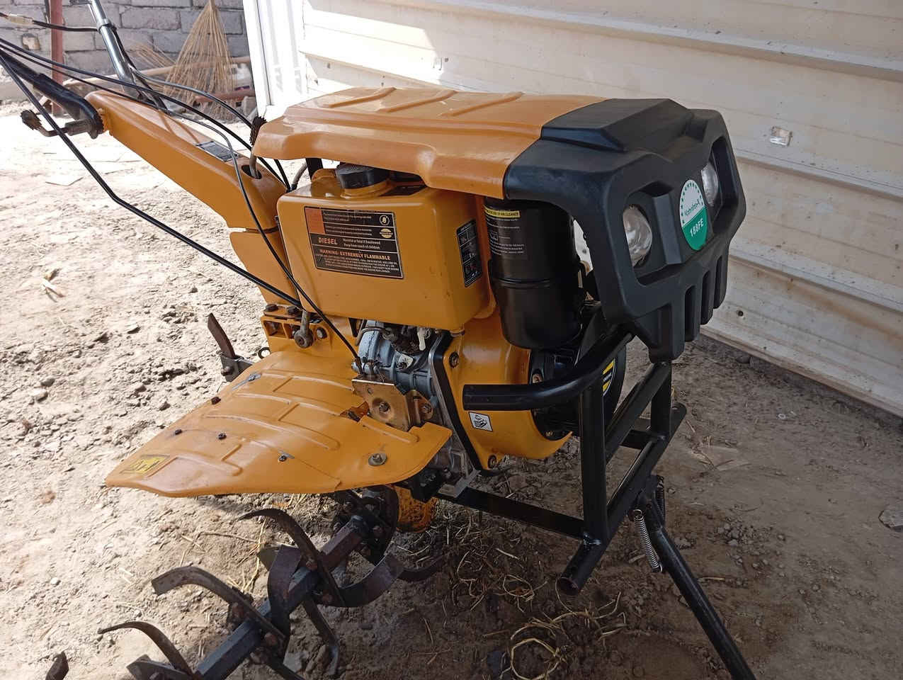 السلام عليكم ورحمه الله وبركاته عندي كاروبة ١٢ حصان كاز مستعملة قليل جدا السعر ٨٠٠ ألف المكان البصرة قضاء المدينة تلفون *********** وهاي صورها
