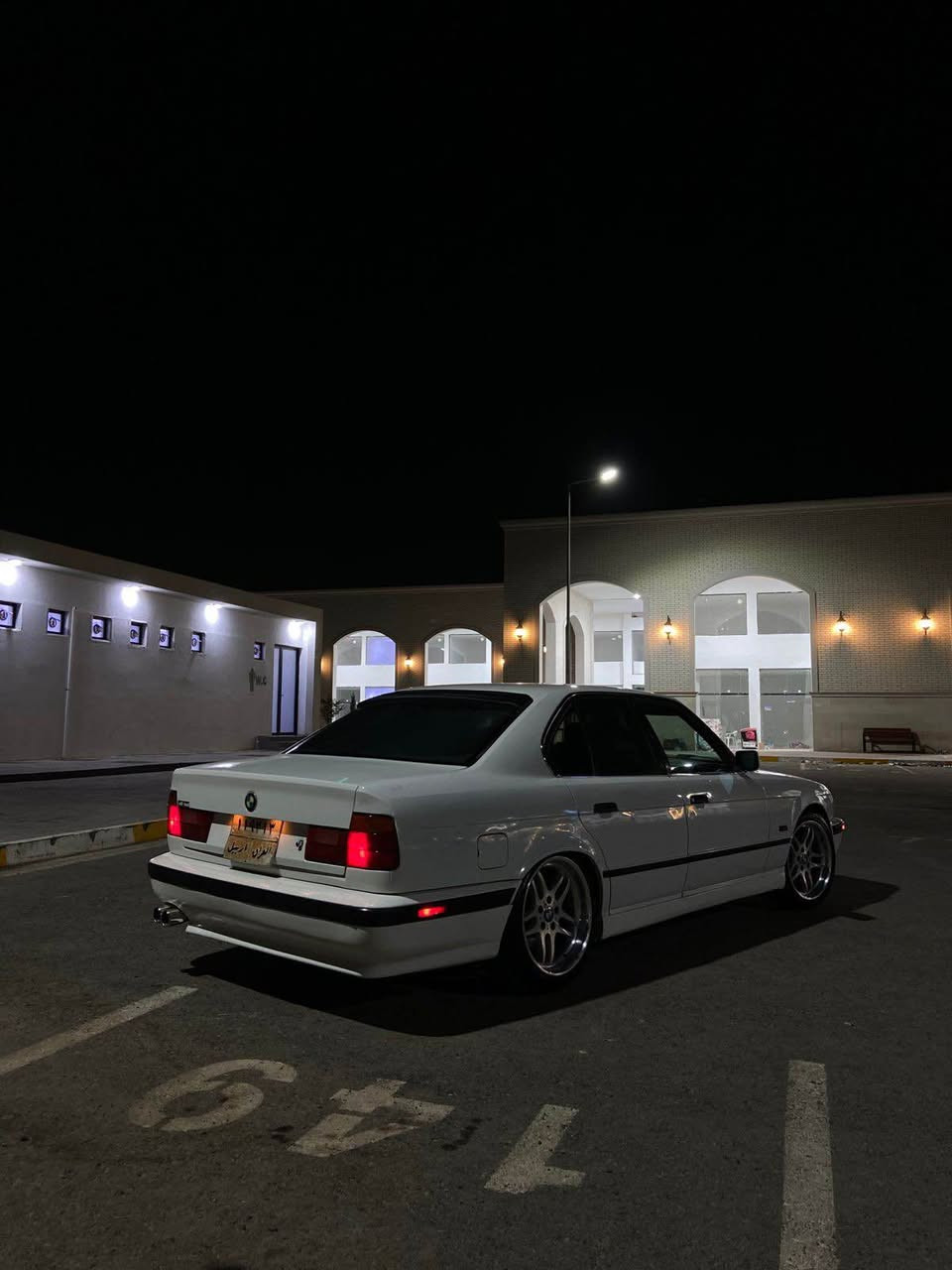Bmw e34 1992  525i ماسەفات امریکی بیلاد گێر عادییە تاخم وەیار 413تەبریدە دەبل ایرباگ ناو غورفەی کامک کراوەتە ٩٥بیلاد پەردەیەکوشین جلدو شامۆیە کوشین هیتەرە سیستەمی گەرم کەرەوەی ebasloبیلادی تێدایە  بە نسبەت سبوغ پێنچ پارچەی بۆیاغە  هەیە شانسیو سەرە دەبلی بەشەرت گێرو مەکینە مەزبوتە مەکینە تاک دیجیتالە بەردی سالنسەی تێدایە کارە بایی مەزبوتە ٥ وەرەقەش غرامەی لەسەرە سەنەوی چەند مانگێکە بەسەر چوە  نرخی 55وەرەقە ماجالێکی زۆر کەمی تێدایە زانیاری کاملم نوسییە مشتەری تەلەفۆن بکە *********** أربيل, العراق
