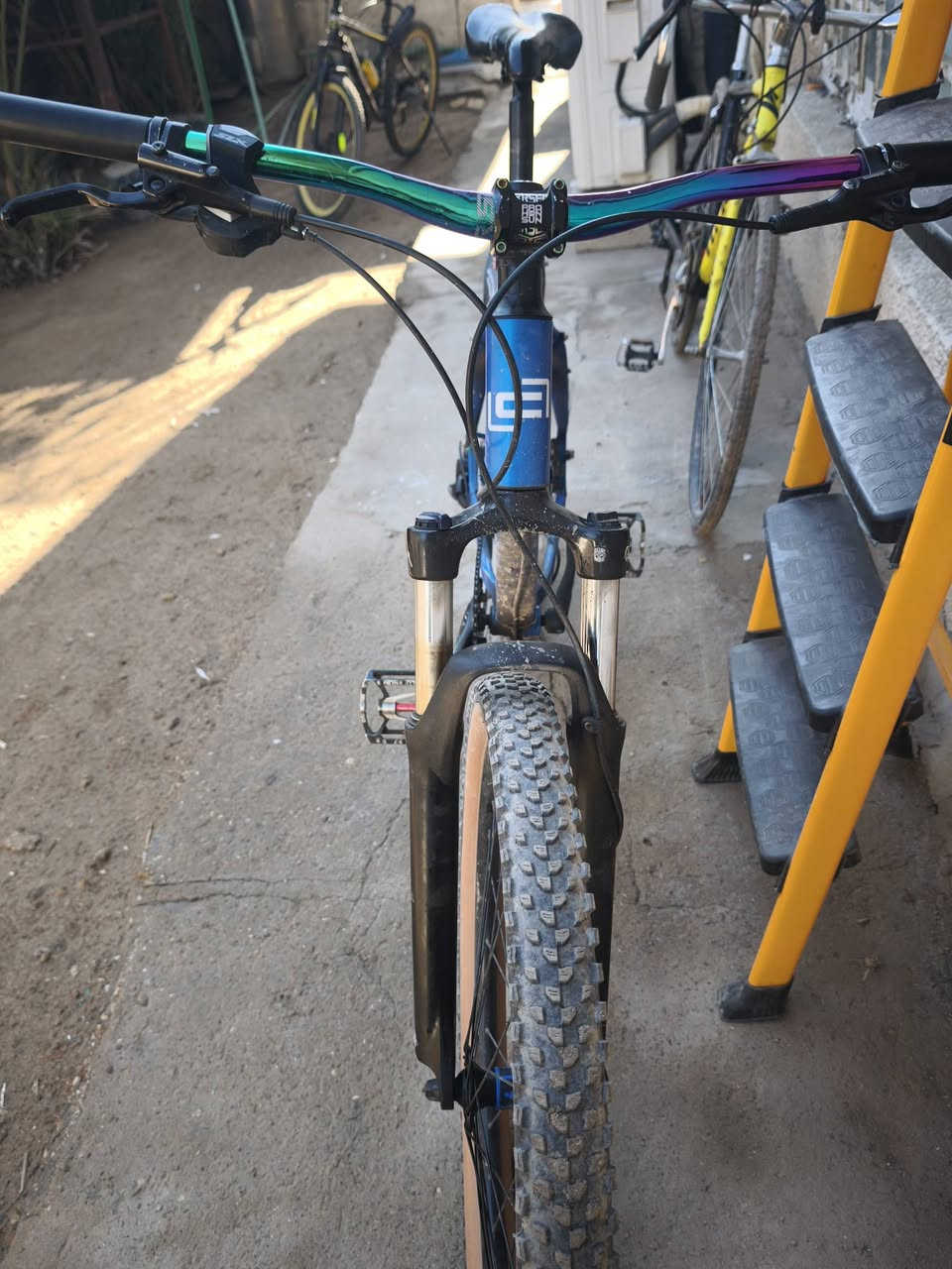 سلام عليكم كباتن
بايك جبلي ماركه سريس ٢٧.٥ 
سستم شيمانو بريكات دهن 
1x11  بطيخه طرب ٧ ألوان 
كل غراضه اصليات ملاحضه بي خدش بـ الدبل والفريم مثل ماوضح بل صور  مكانه بغداد بسمايه  سعره ٢٢٠ وبي مجال 
***********
***********
