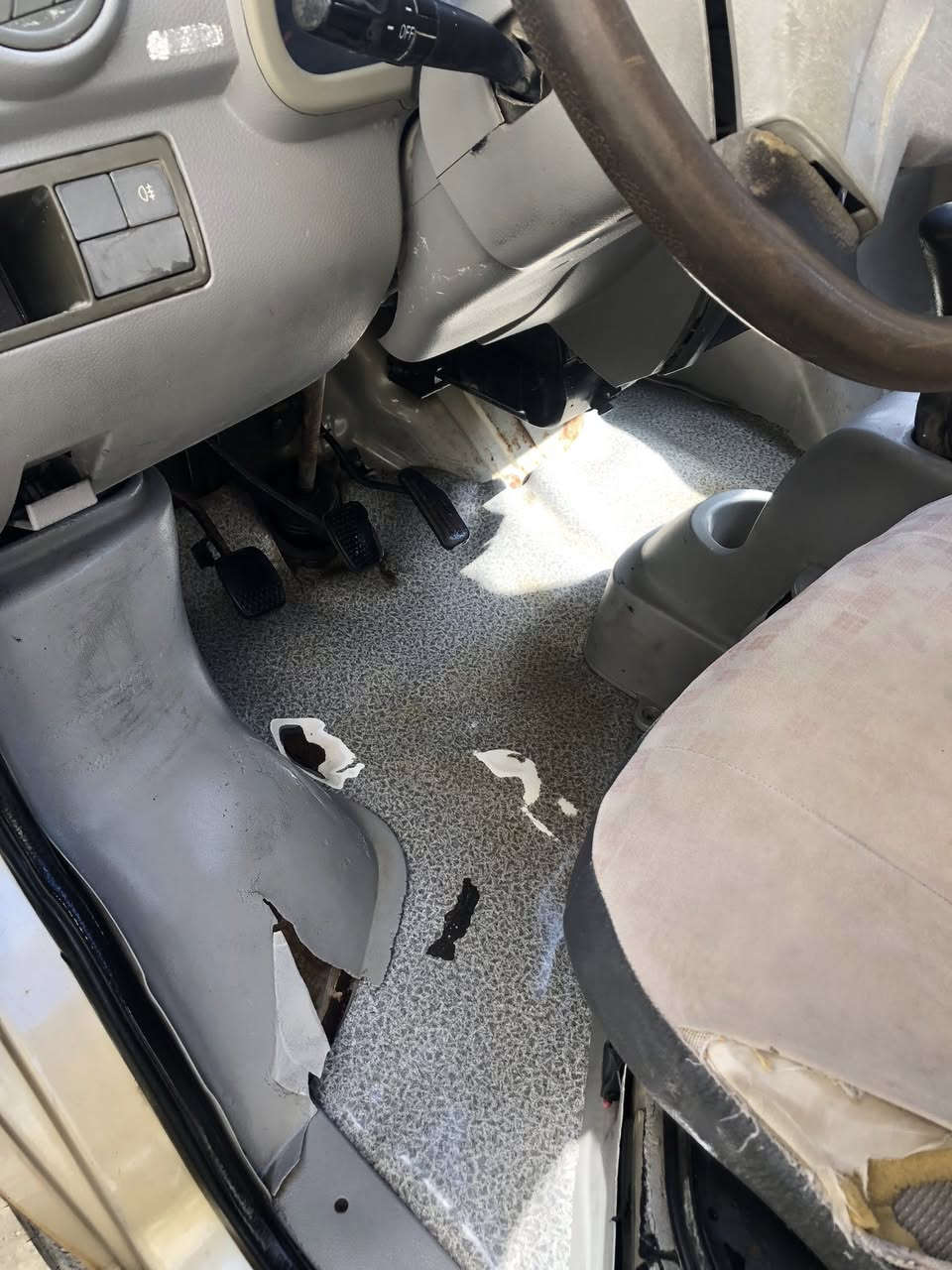 السلام عليكم ليفان 7 راكب مكينه وكير وصدر تخم تاير خير من الله كشرها ابلادي كله بس بيه هاي التصليه بالصندوك ناعمه كلش وجاهزه بدون تحويل صاحبه ضاع رقمه والسنويه تفاصيل بيه اكرر بدون تحويل ومكفوله من كلشي  سرقه او عشاير السعر 15 ورقه لاستفسار الرقم *********** مكاني بغداد الشعب
