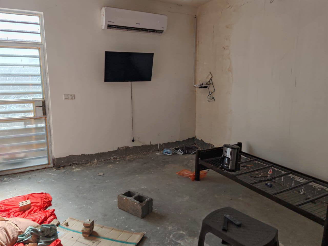 مرحبا بيت نهاية هورجب بشارع المنتجع مساحته 300متر واجهة 9نزال 37 بناء 80متر يحتوي  على غرفه نوم واحده واستقبال ومطبخ وصحيات 2كامل بس ما مكيش طابو زراعي سند 25 السعر 70وبي مجال للاستفسار ***********
