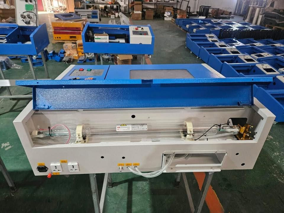 ماكينة نقش وقطع ليزر CO₂ (CO2 Laser Engraving and Cutting Machine – 50W)

هذا جهاز ماكينة نقش وقطع بالليزر (Laser Engraving/Cutting Machine)، CO₂.
يستقبل قياس 40*30 بمعنى حجم A3 
🔧 ماذا يفعل؟

* يقوم بـ نقش (حفر) الرسومات أو النصوص على مواد مختلفة.
* يمكنه أيضًا قص المواد بدقة عالية.

🧱 المواد التي يعمل عليها عادة:

* الخشب
* الأكريليك (البلاستيك الشفاف والالوان)
* الجلد
* الورق والكرتون
* بعض أنواع القماش

للاستفسار المراسله على الواتساب 
***********
