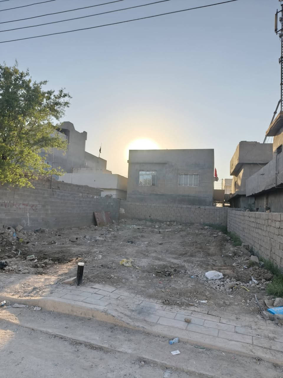 السلام عليكم قطعه ارض البيع بنص الخدمات المساحه 200متر قرب بيت الشيخ حافض التميمي العنوان ديالى الخالص حي الحسين  لاستفسار على الرقم ‏‪***********‬‏
