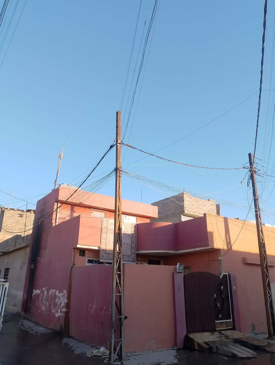 السلام عليكم بيت تجاوز  للبيع بي كرت بلديه وامسوي بي معاملة بالبلديه من ضمن القاطع سكني ركن 100 مترالبيت استقبال كبيره وهول وغرفة نوم+ترك ومطبخ كبير وحمام وتوليت البيت كاشي وسقوف كامل قرب مضخة الماي لمعرفة السعر الاتصال على الرقم ***********
