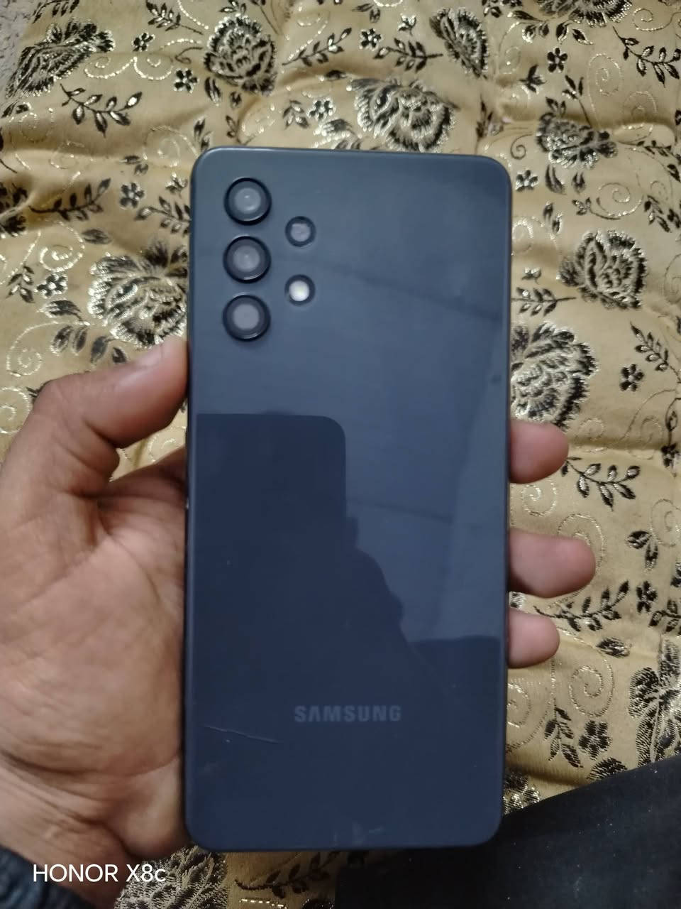 تليفون اي 32 للبيع السعر 90 وبي مجال الشراي خليه يخابر رجاء فقط الشراي ***********
