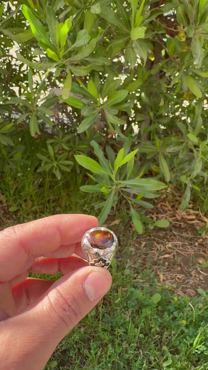 السلام عليكم
خاتم تحفه من العقيق الناري المكسيكي النادر فول فاير بصياغه جميلة  وعيار الفضة ٩٥٠ 
ملاحضه (بيع فقط) للاستفسار اتصال او واتساب***********
