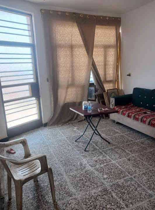 السلام عليكم متوفر لدينا قطعه ارض المساحه 600 متر معاهم بيت مبني جديد مساحه البيت 65 طاب وزراعي سنه 25 في منطقه الديوانم قرب شرطه الخامسه مجاور الري والبياع والمعالف وسويب من راعيها مباشر الكاع ركن على شارعين شارع ثمانيه راعيه مباشر يمي اي استفسار  *********** ابو مهيمن الدهمشي
