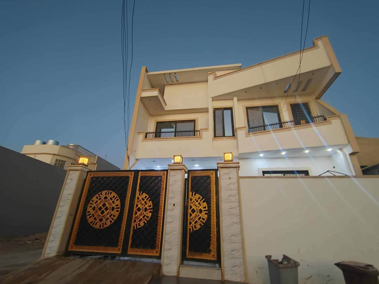 السلام عليكم 
بيت للبيع
العنوان مزارع زيونة مقابل دائرة المرور
غير مبلط  الفرع 
بيت مساحة 200 متر طابقين
واجهة 10 متر العمق 20 متر
الطابق الاول كامل الطابق الثاني يحتاج مرحلة ثانية
بناء رقم واحد وتكدر تتاكد بنفسك 
جمعية ام الربيعين
واضح بالفديو التفاصيل 
للاستفسار الاتصال على الرقم 
السعر مناسب جداً 139.000.000 
وقابل للتفاوض 
***********
