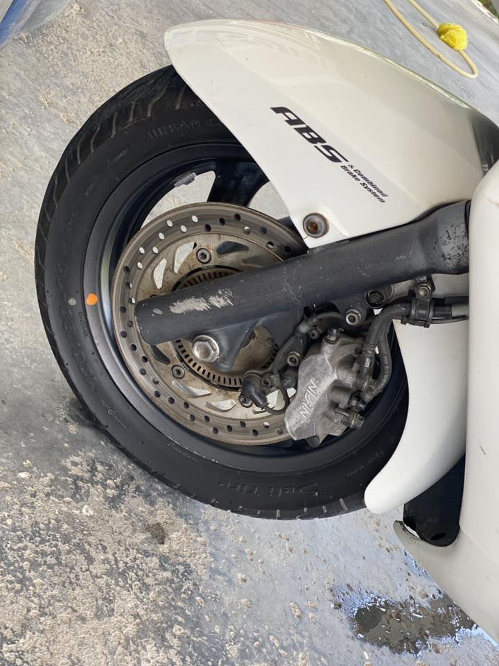 سلام عليكم شباب دراجه 
Silver Wing 400 CC
وارد خليجي مكفوله كفاله عامه 
الدراجه علا وضع الشركه 
برقي واحد ما مفتوح بيها 
بيها صبق بل صفحه اليسرء شبرين تقريبن 
ولباقي كلها مكفوله علا وضع الشركه 
او الكشر مثل ماموضح بل صور نضافته كدامك 
سويج سكيورتي 
اوفر مود نضام ABS شلعه تاكل الكاع  او معدل خير من الله
دشبول نفخ المرغوب منضومة زنون أصليه عالي ناصي 
دبلات جدد مكفوله تخم تاير بعده بل جيس 
الضفيره مالتها علا وضع الشركه 
المكينه ول دراجه بل كامل برقي ما مفتوح منها 
وراقها السعر ١٥ او بيها مجال 
بغداد الدوره   ***********
